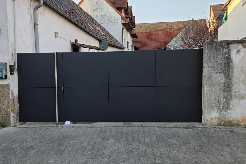 Stahlkreation-Wenz-Hoftor-Vollverkleidet-Nachher
